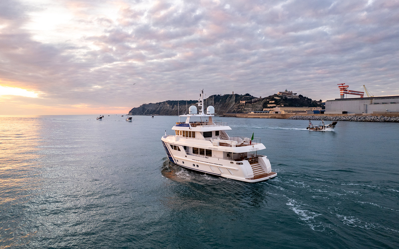 Exterior, M/Y Empire