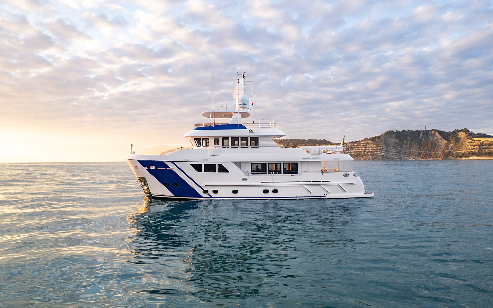 Exterior, M/Y Empire