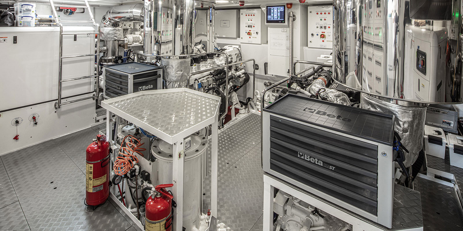 Interior, Darwin Class 102' / Archipelago