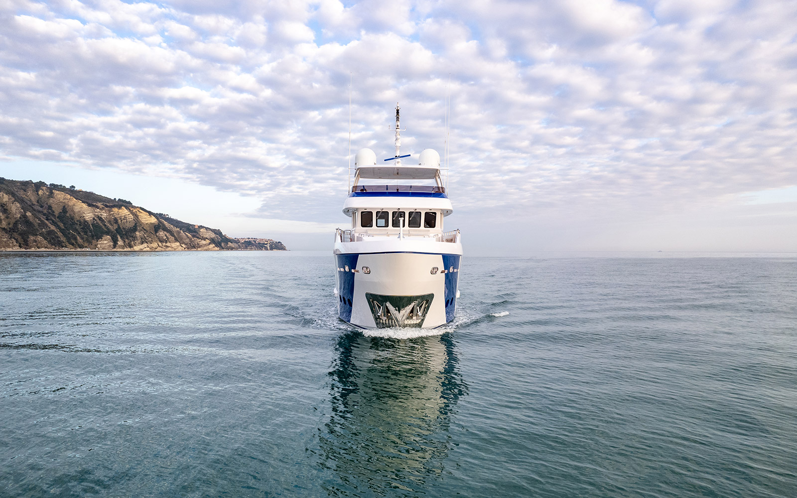 Exterior, M/Y Empire
