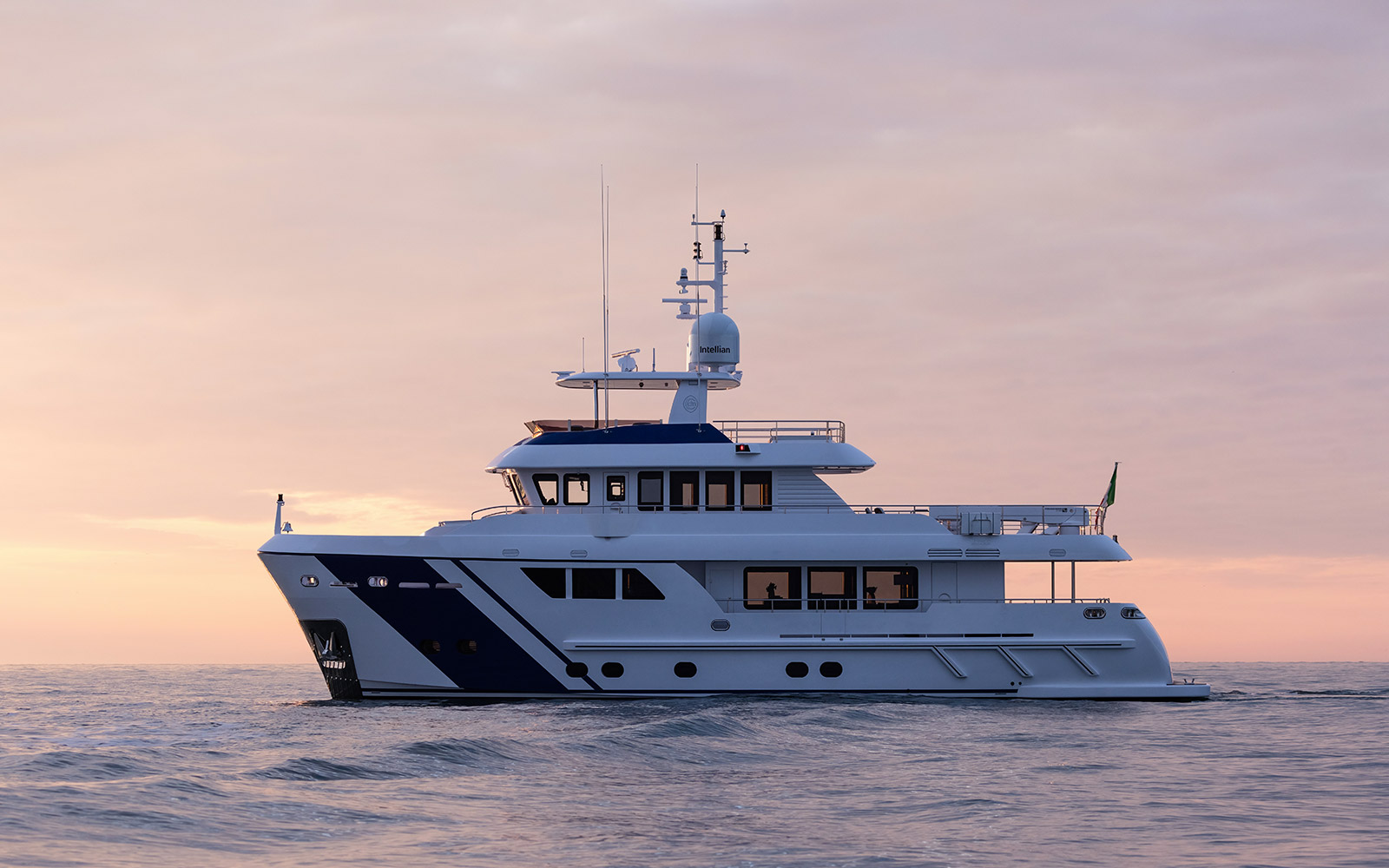 Exterior, M/Y Empire